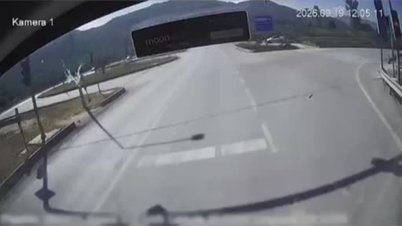 Belediye otobüsündeki kaza anı kameraya yansıdı