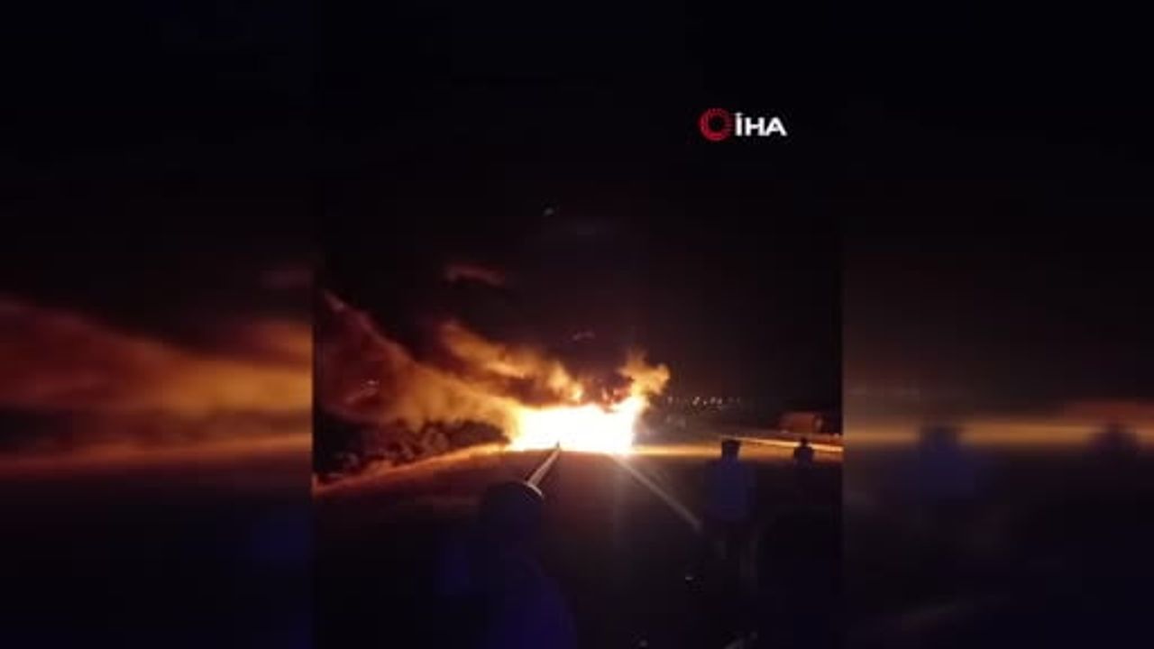 Ankara'da seyir halindeyken yanmaya başlayan yolcu otobüsü kullanılamaz hale geldi