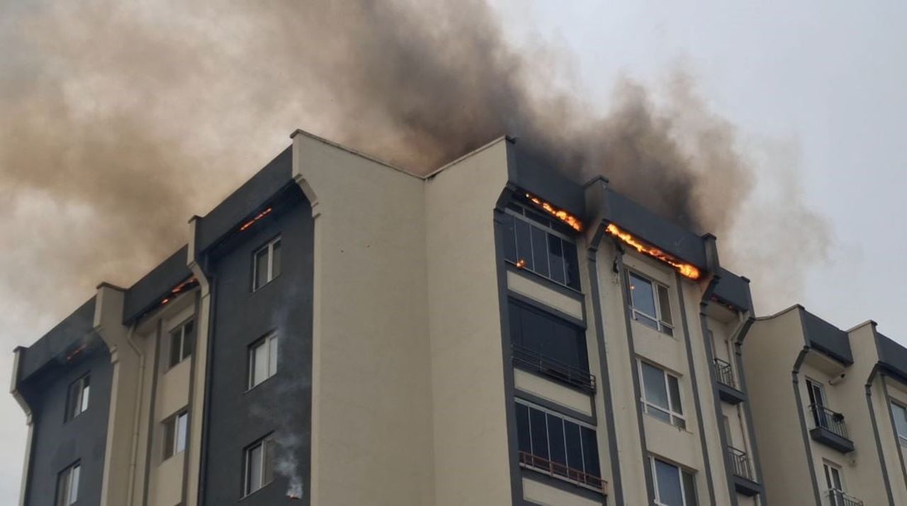 LÜLEBURGAZ İLÇESİNDE BİR BİNANIN ÇATISINDA ÇIKAN YANGINDA ALEVLER METRELERCE YÜKSELDİ.