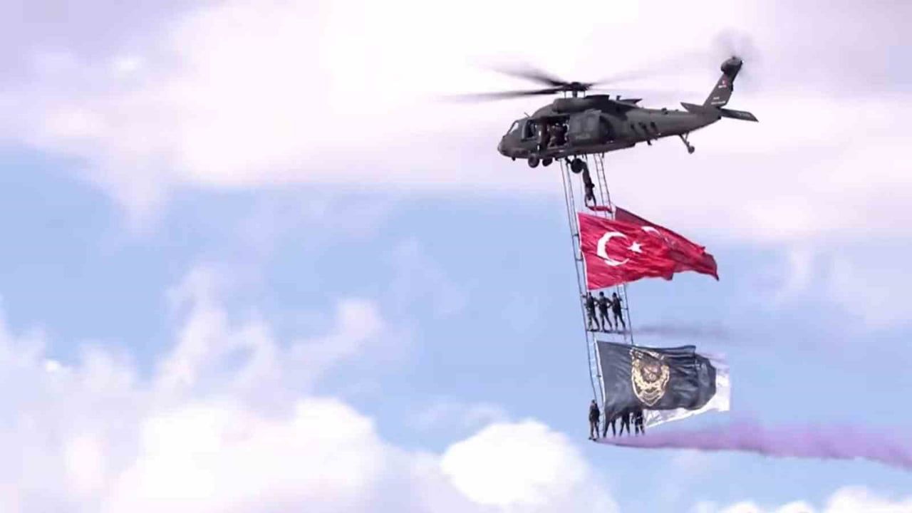 HAVACILIK DAİRE BAŞKANLIĞI VE ÖZEL HAREKAT POLİSLERİNİN TÜRK BAYRAKLI ŞOVU HAYRAN BIRAKTI