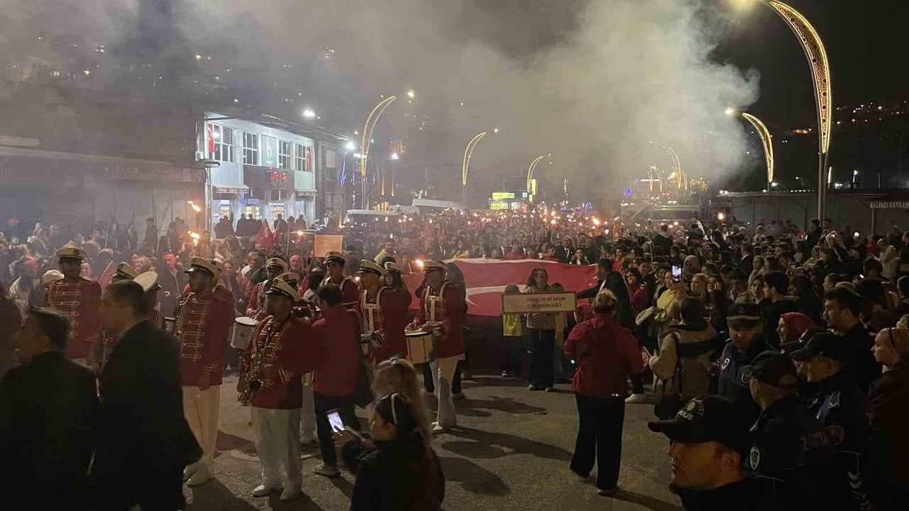 ZONGULDAK'TA 29 EKİM CUMHURİYET BAYRAMI'NIN 103. YIL DÖNÜMÜ DOLAYISIYLA DÜZENLENEN FENER ALAYI...