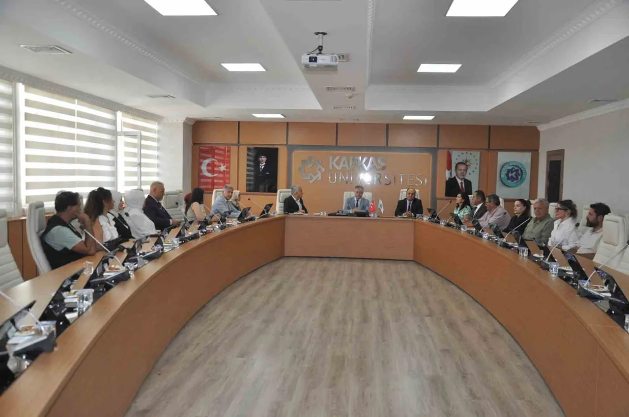 KAFKAS ÜNİVERSİTESİ İLE TÜRKİYE BEYAZAY DERNEĞİ ARASINDA “ENGELSİZ ÜNİVERSİTE” İŞ...