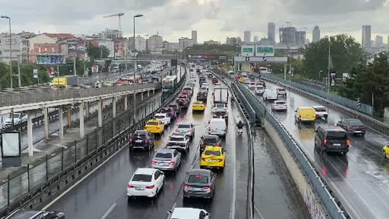 İstanbul’da etkili olan sağanak yağış trafikte yoğunluğa neden oldu