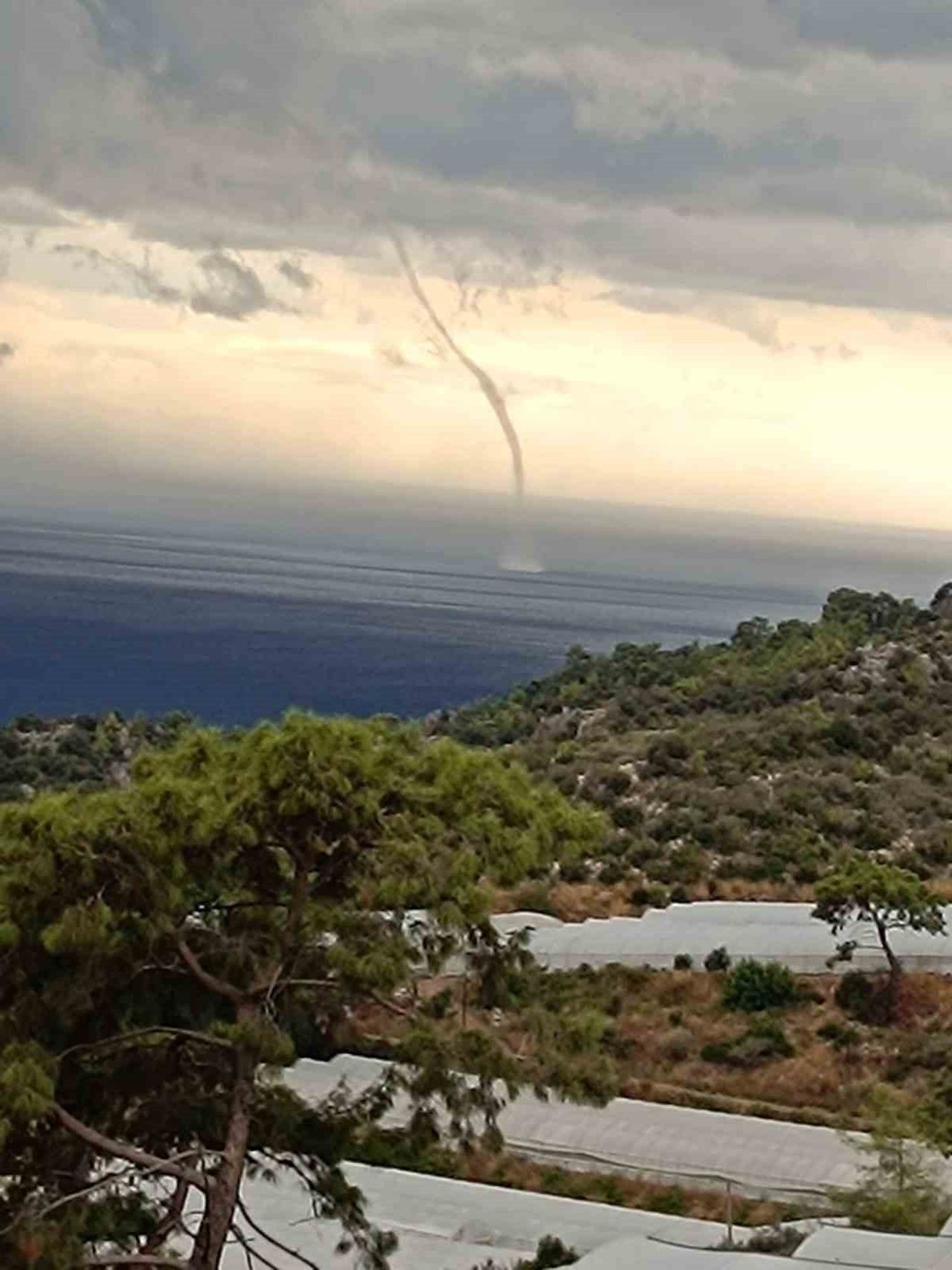 ANTALYA’NIN KUMLUCA İLÇESİNDE AKŞAM SAATLERİNDE BAŞLAYAN SAĞANAK HAYATI OLUMSUZ ETKİLERKEN...