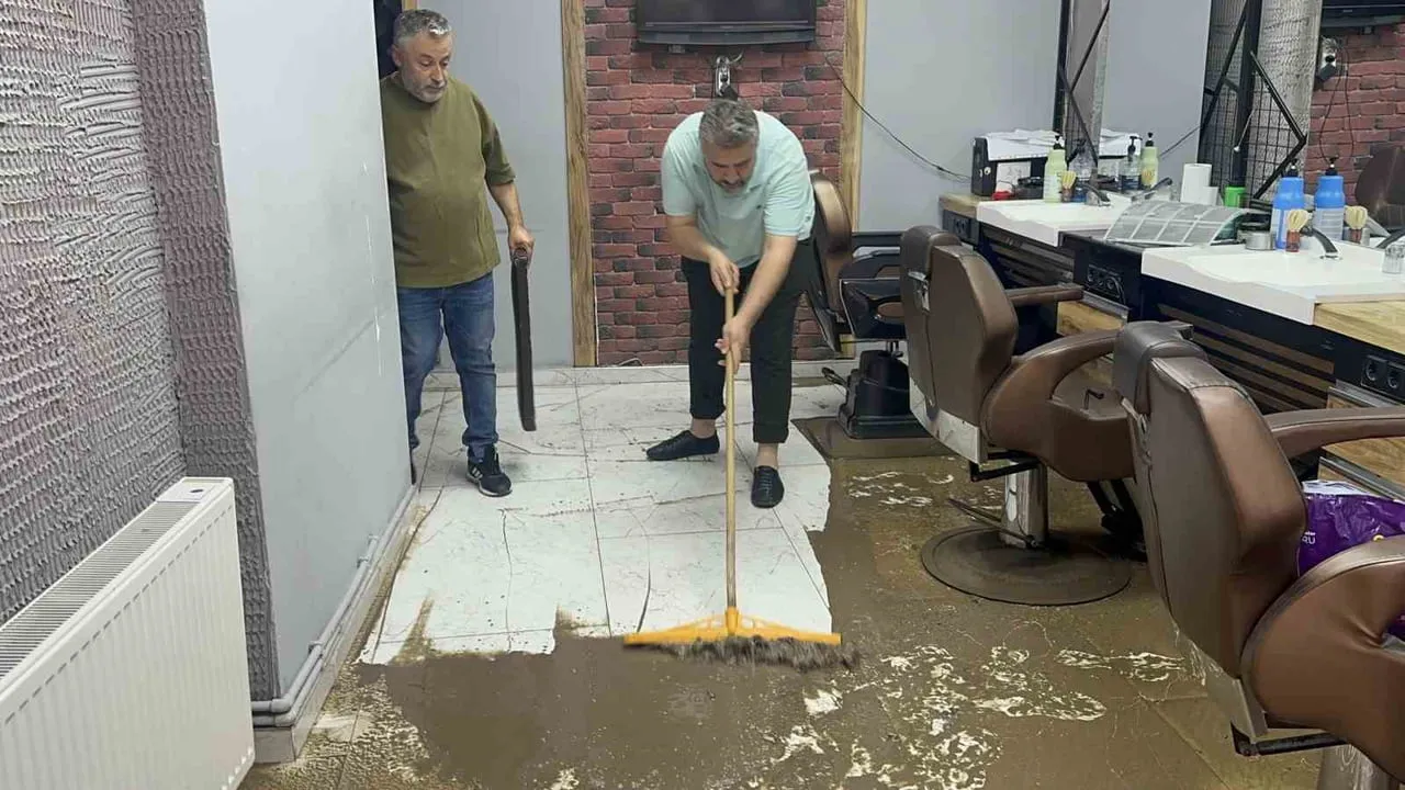 ORDU'NUN FATSA İLÇESİNDE GECE SAATLERİNDE ETKİLİ OLAN SAĞANAK YAĞIŞ, CADDE VE SOKAKLARDA SU...