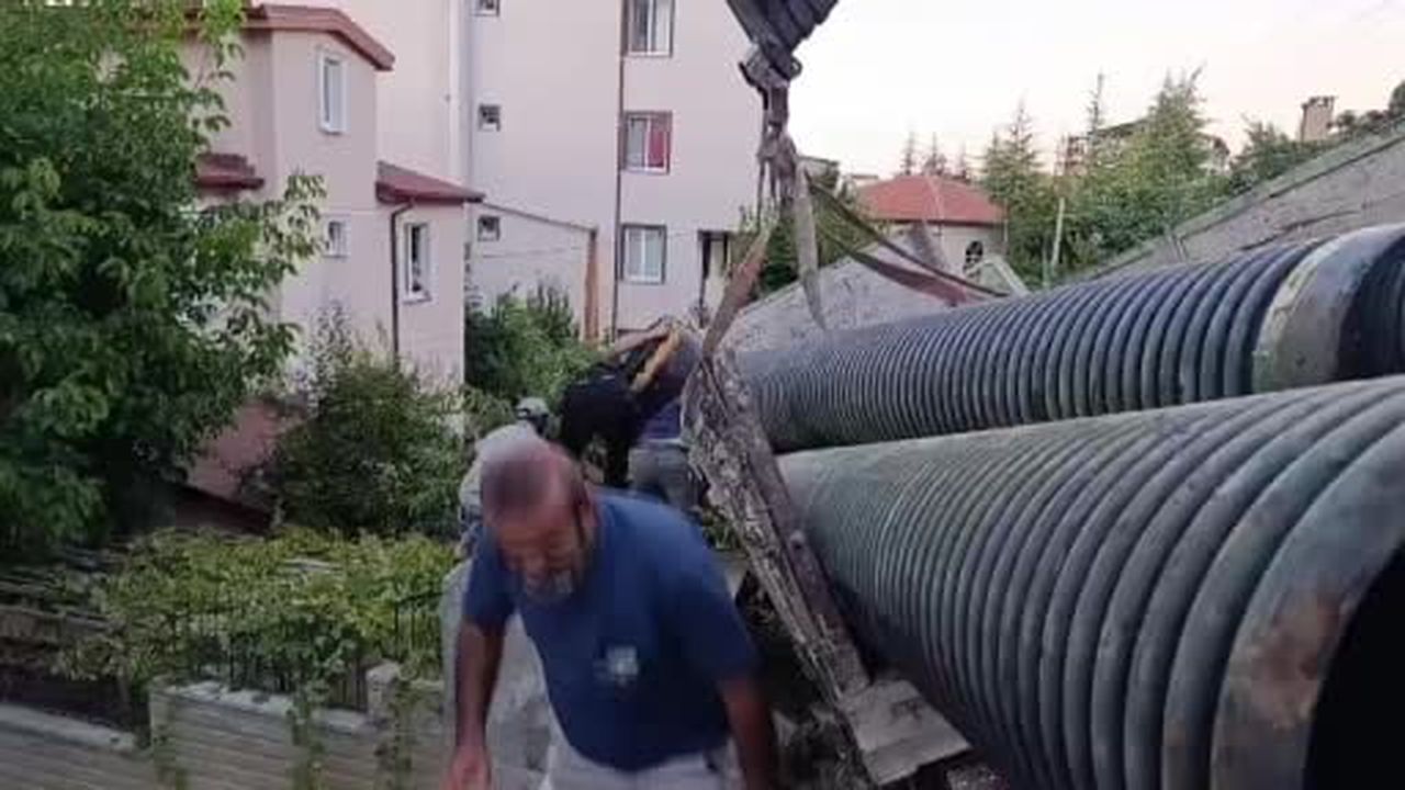Durdurmaya çalıştığı kamyonetle korkuluk arasında sıkışan genç operasyonla kurtarıldı