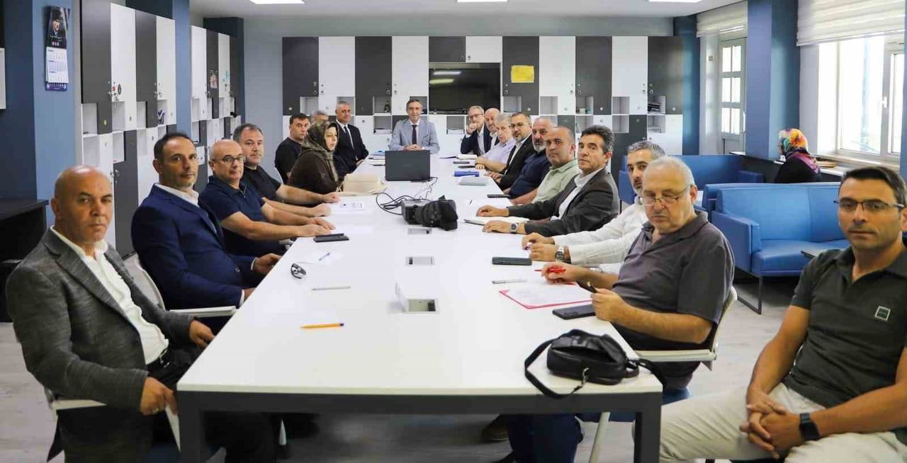 BAYBURT’TA ORTAÖĞRETİM KURUM MÜDÜRLERİ TOPLANTISI YAPILDI