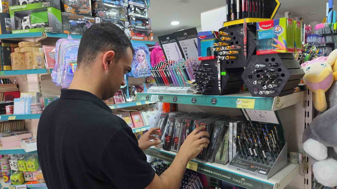 DÜZCE'DE KIRTASİYECİLER YENİ SEZONDA VELİLERİN SAHTE ÜRÜNLERE DİKKAT ETMELERİ İÇİN SAHTE VE...