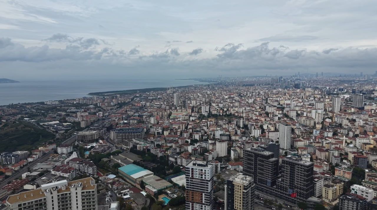 İSTANBUL AVRUPA YAKASI'NDA SABAH SAATLERİNDEN İTİBAREN SAĞANAK YAĞIŞ VE SU BASKINLARI ETKİSİNİ...