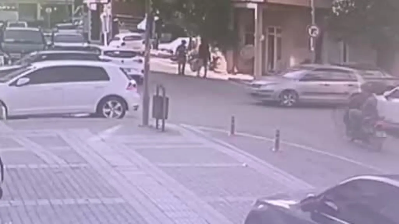 Faciadan kılpayı: Motosiklet sürücüsü aracın altında kalmaktan saniyelerle böyle kurtuldu