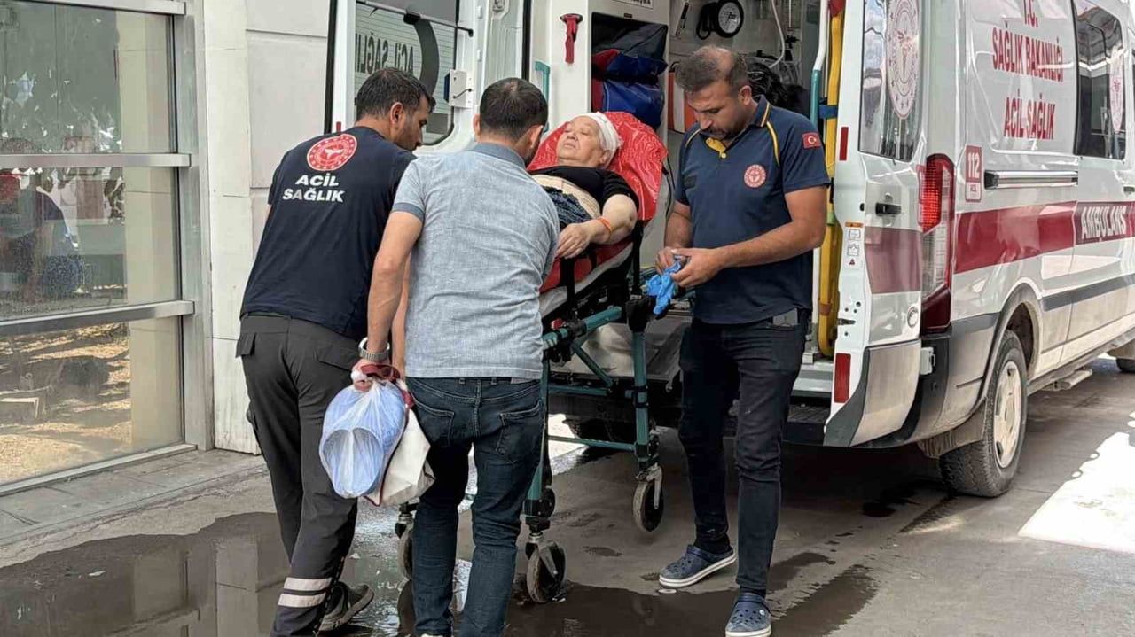 ADIYAMAN’DA 65 YAŞINDAKİ KADIN, ELİNDEN DÜŞEN BIÇAĞIN AYAĞINA SAPLANMASI SONUCU YARALANDI.