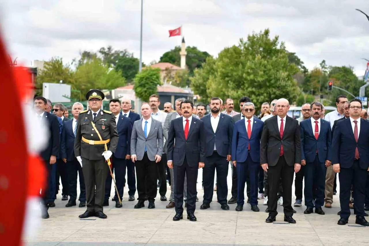 KIRŞEHİR'DE 30 AĞUSTOS ZAFER BAYRAMI KUTLAMALARI, ANIT MEYDANI'NDA DÜZENLENEN ÇELENK SUNMA...