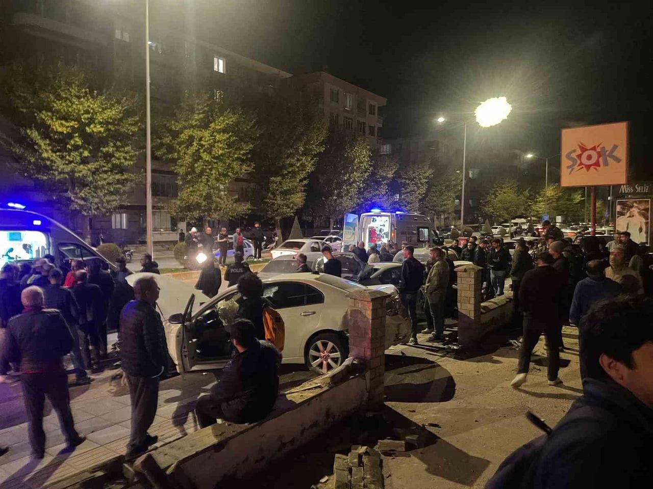 ÇORUM'DA İKİ OTOMOBİLİN ÇARPIŞMASI SONUCU 4 KİŞİ YARALANDI