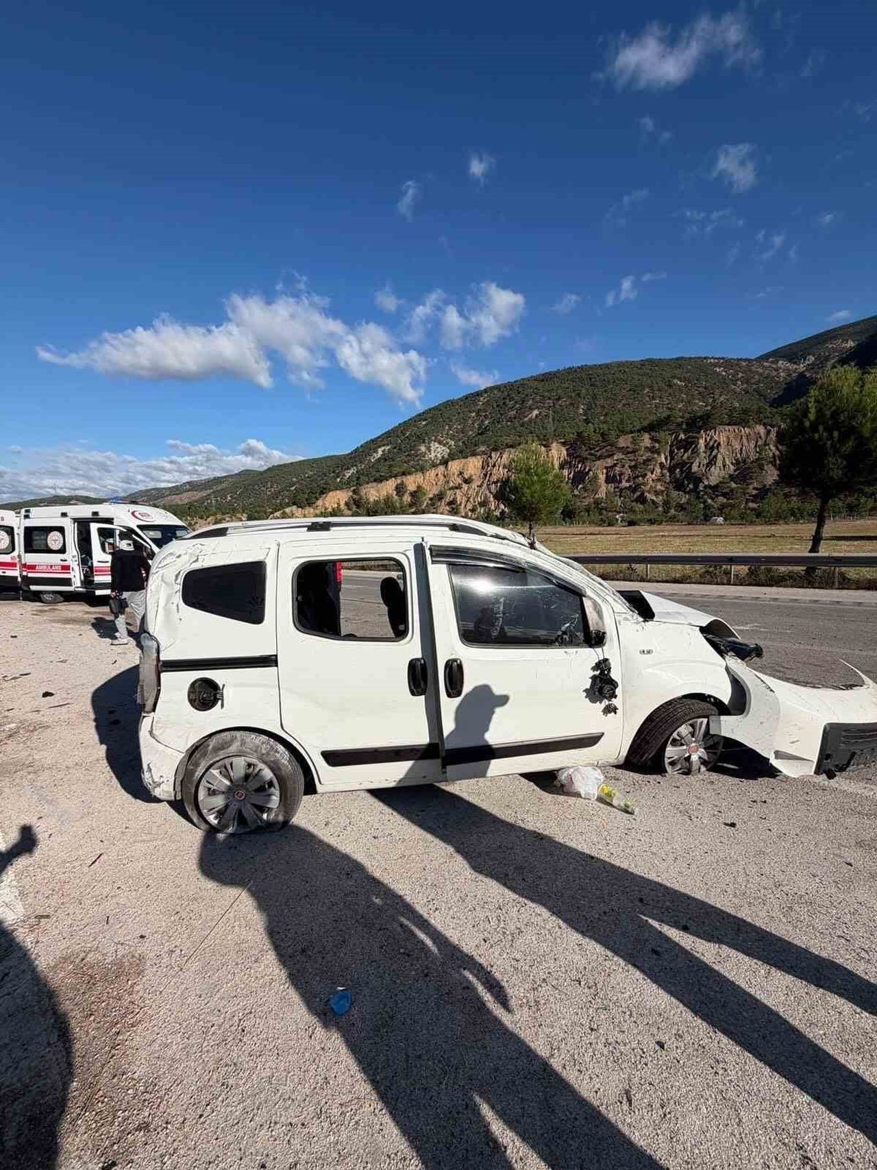 TOKAT’IN REŞADİYE İLÇESİNDE KONTROLDEN ÇIKARAK REFÜJE ÇARPIP TAKLA ATAN OTOMOBİLİN KARŞI ŞERİDE...