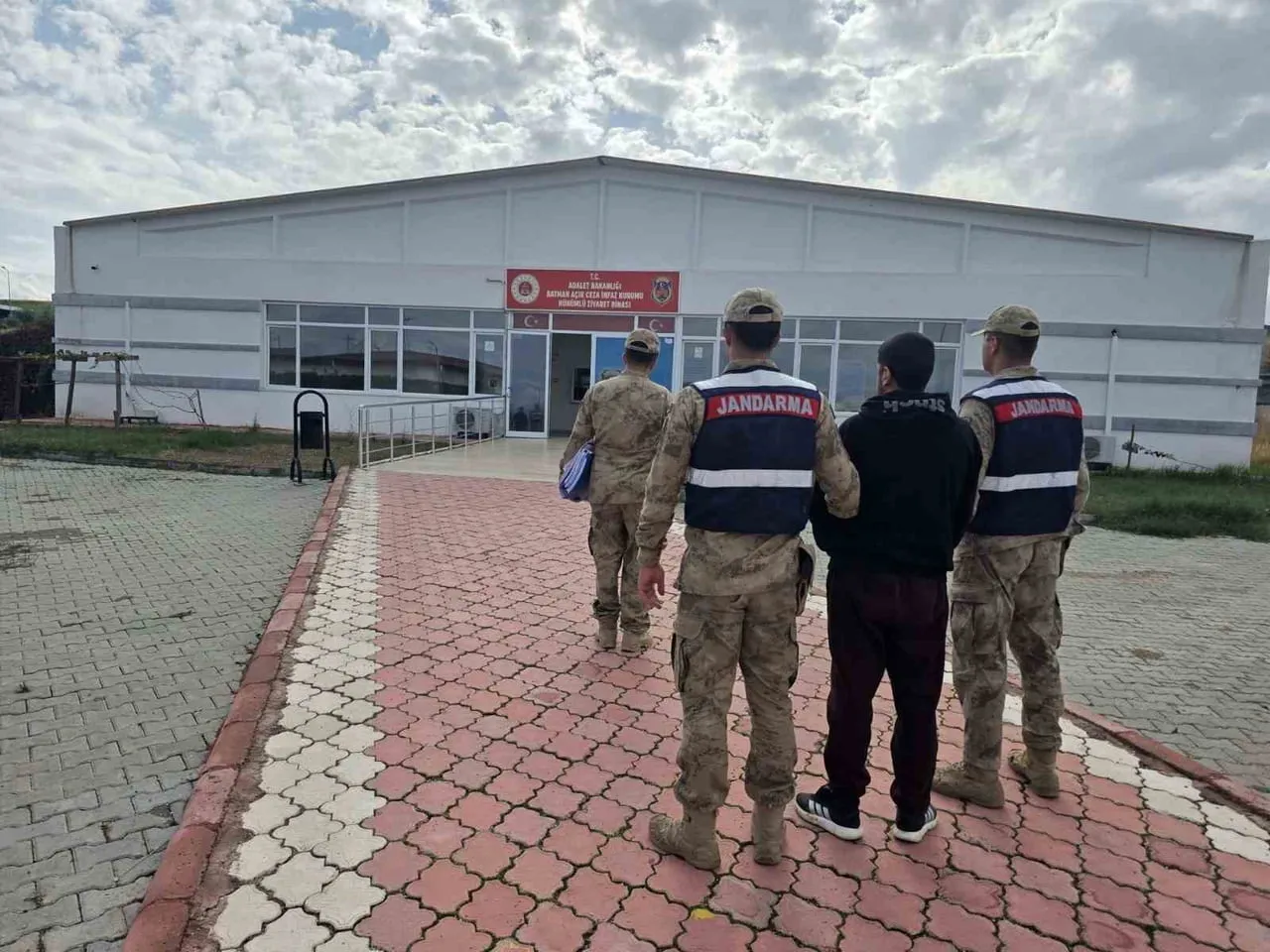 BATMAN’DA JANDARMA EKİPLERİNİN ARANAN ŞAHISLARA YÖNELİK YÜRÜTTÜĞÜ ÇALIŞMALAR SONUCUNDA, HAKKINDA...