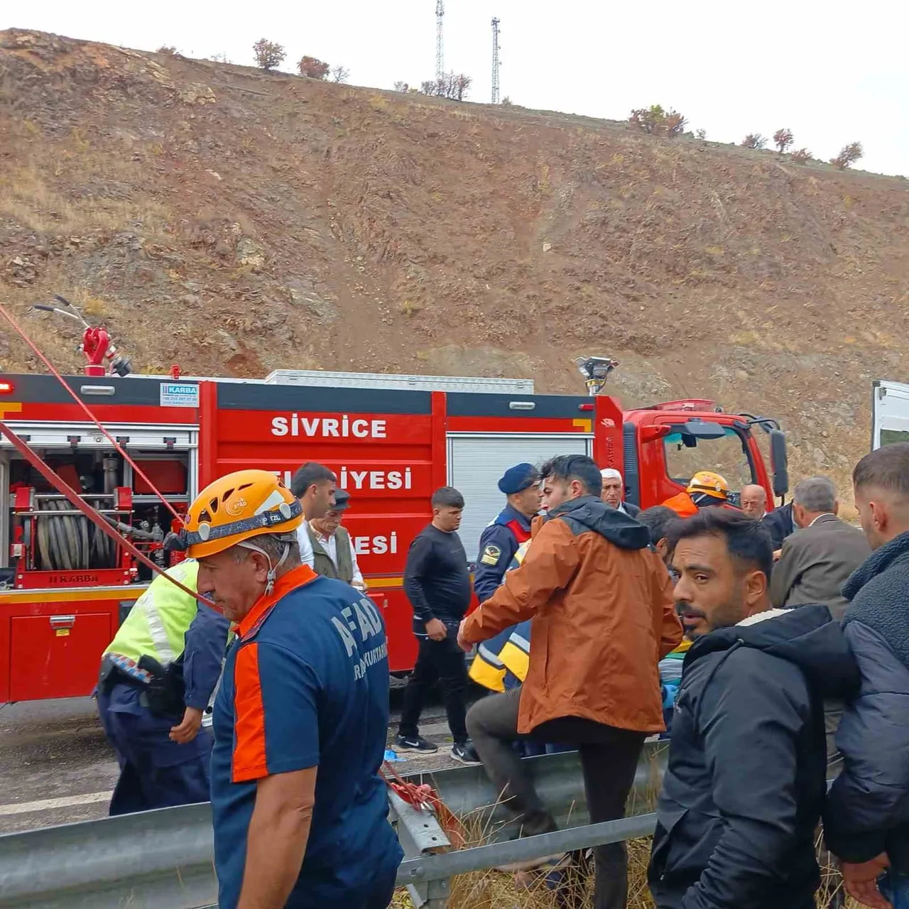 ELAZIĞ’DA CANLI KÜÇÜKBAŞ HAYVAN TAŞIYAN TIRIN DEVRİLMESİ SONUCU SÜRÜCÜ YARALANIRKEN ÇOK SAYIDA...