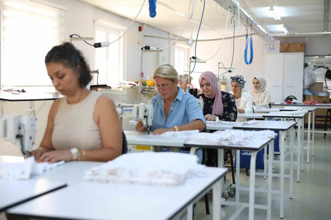 DİDİM BELEDİYESİ DİKİŞ ATÖLYESİ, KADINLARIN MESLEKİ BECERİLERİNİ GELİŞTİRİRKEN ÜRETİM SÜREÇLERİNE...