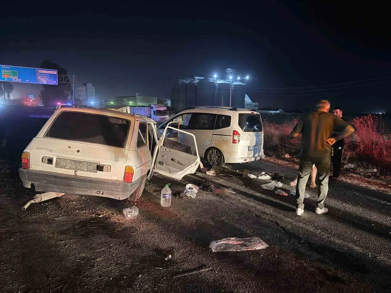 MERSİN’İN TARSUS İLÇESİNDE OTOMOBİLİN KARŞI ŞERİDE GEÇEREK BAŞKA BİR ARAÇLA ÇARPIŞMASI SONUCU...