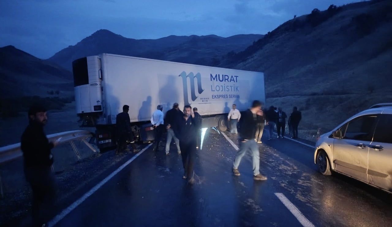 HAKKARİ’NİN YÜKSEKOVA İLÇESİNDE BARİYERLERE ÇARPARAK KARA YOLUNU ADETA İKİYE BÖLEN TIR, EKİPLERİN...