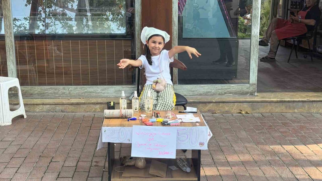 İZNİK KILIÇASLAN CADDESİ ÜZERİNDE BABASINA AİT DÜKKANIN ÖNÜNDE KALDIRIMDA UFAK BİR TEZGAH KURAN...