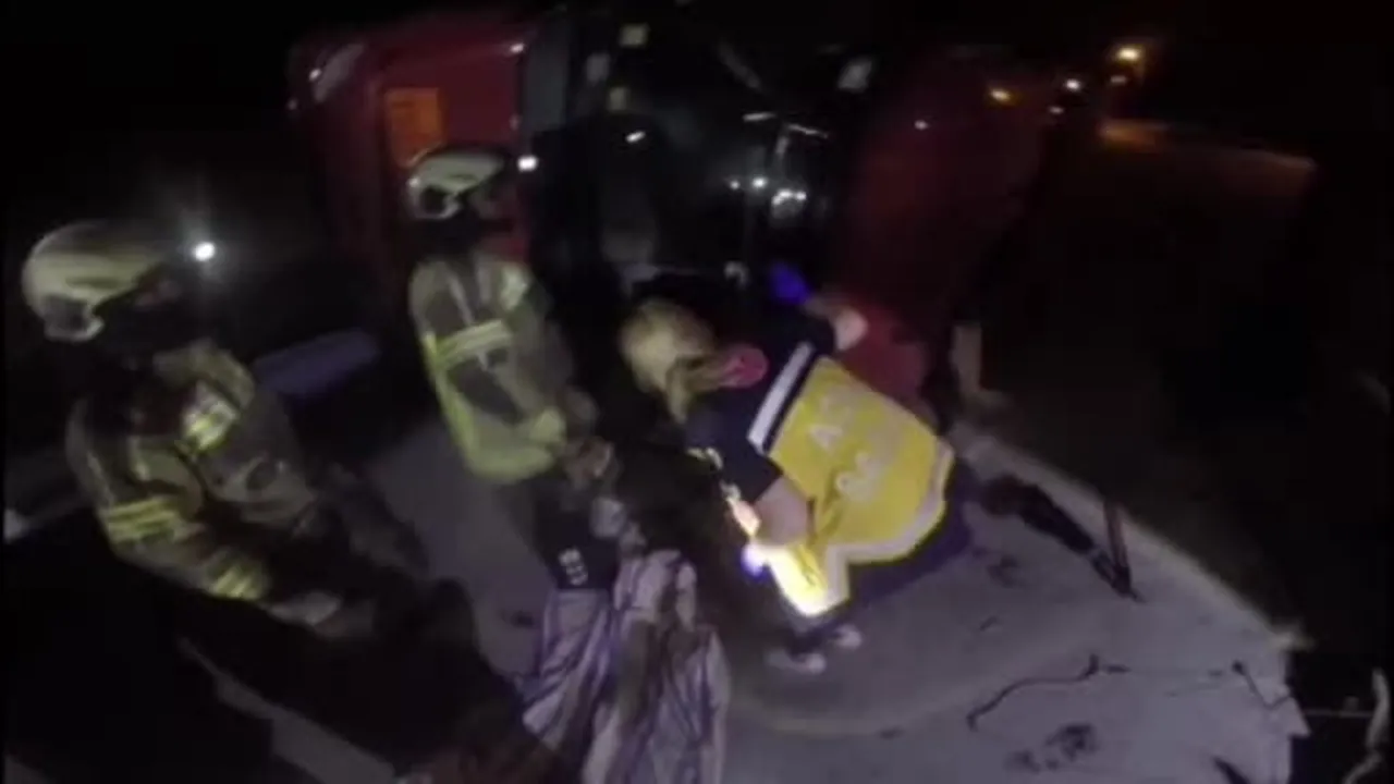 Akaryakıt tankerinde sıkışan iki kişinin kurtarılma anları kamerada