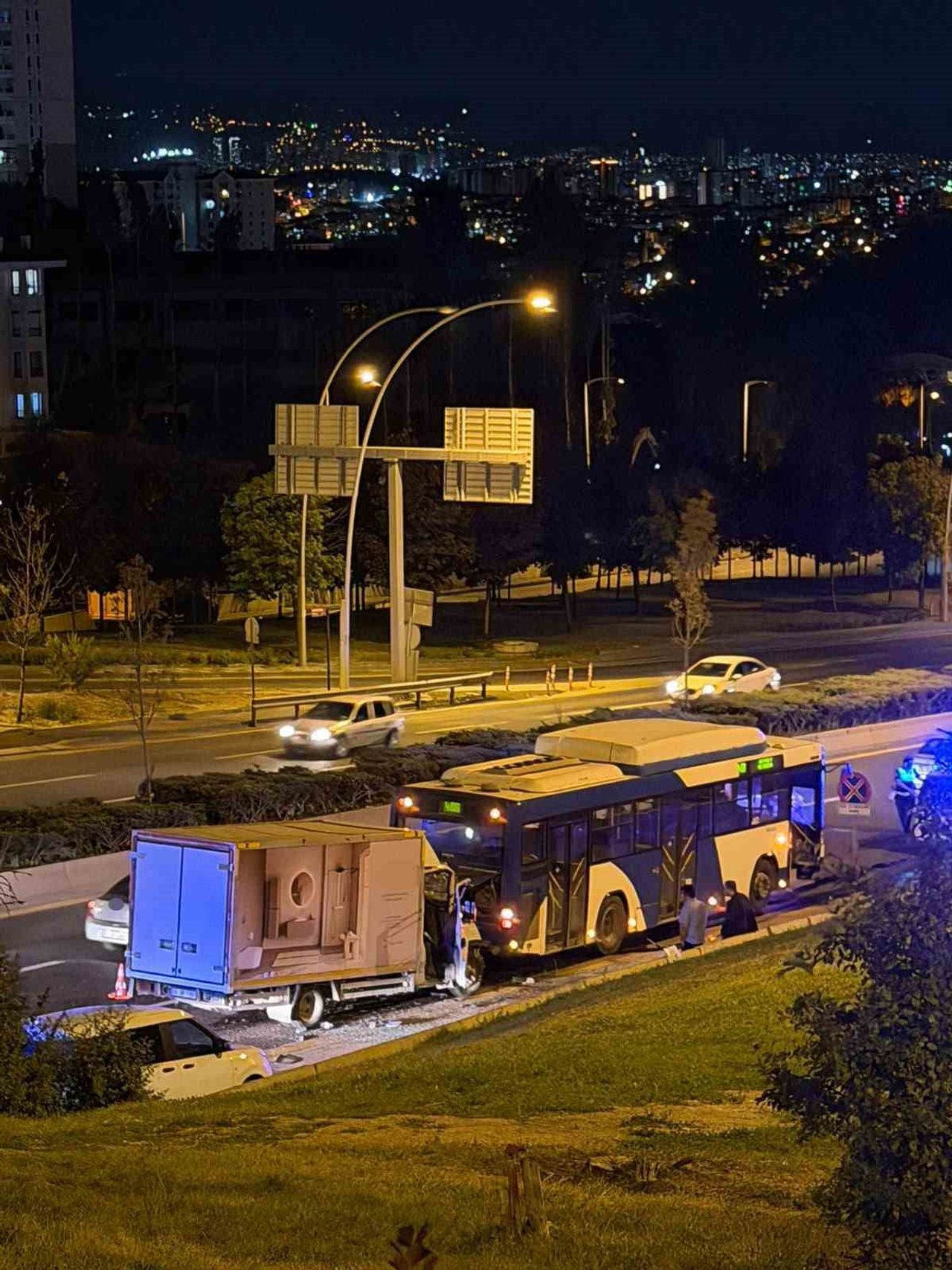 ANKARA’NIN KEÇİÖREN İLÇESİNDE BİR KAMYONET, EGO OTOBÜSÜNE ARKADAN ÇARPTI.