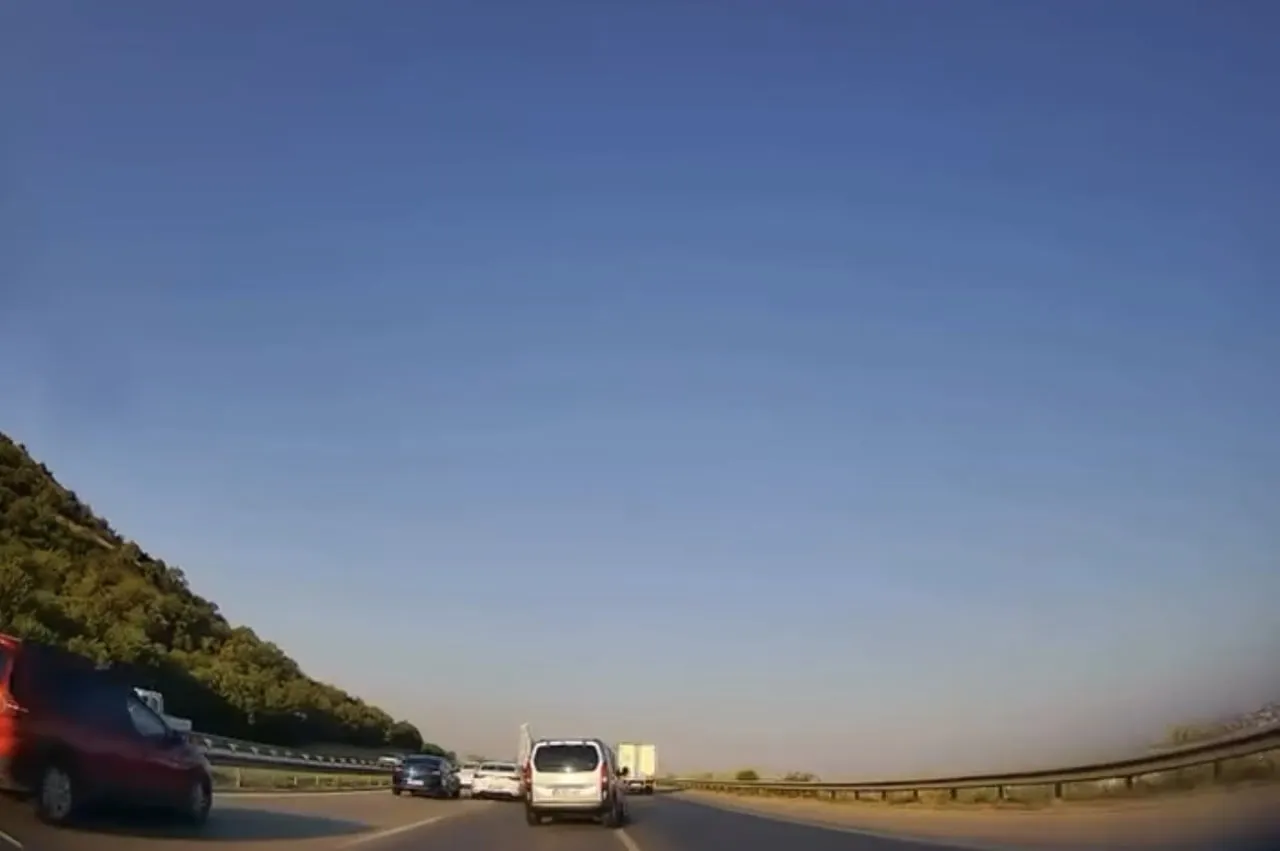 BURSA'DA OTOYOLDA SEYİR HALİNDEKİ ARAÇLARIN, TRAFİĞİN ANİDEN YAVAŞLAMASI ÜZERİNE KARIŞTIĞI KAZADA...