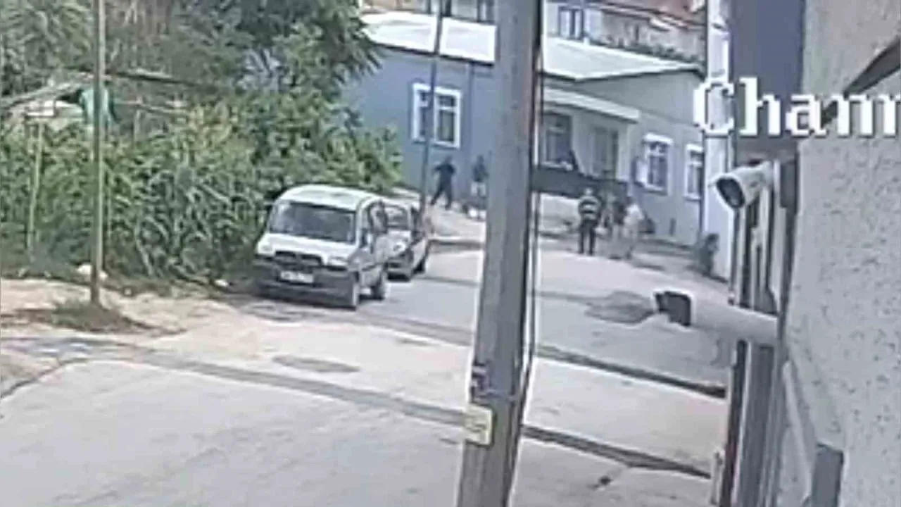 SİLAHLI SALDIRI ANI ÇEVREDE BULUNAN BİR EVİN GÜVENLİK KAMERASINA YANSIDI.