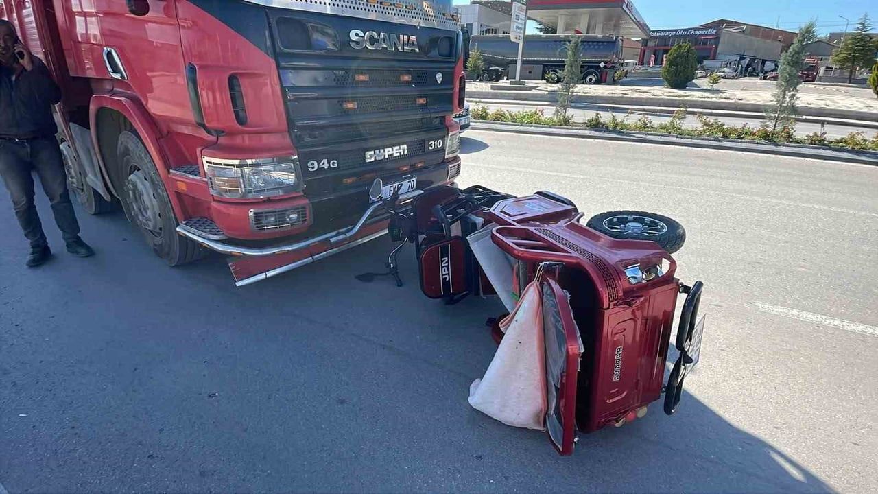 KARAMAN'DA KAMYONLA ÇARPIŞAN 3 TEKERLEKLİ ELEKTRİKLİ BİSİKLET YAKLAŞIK 10 METRE...