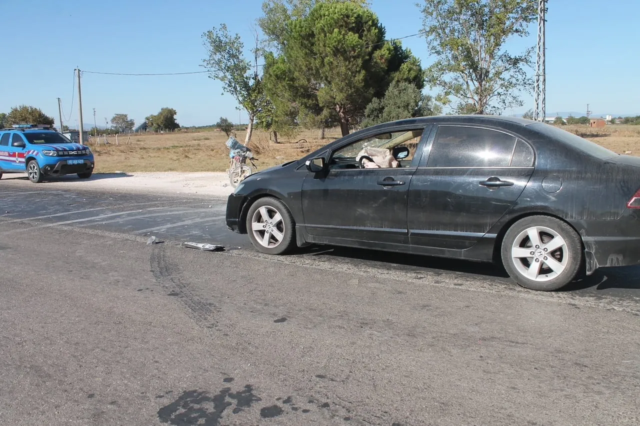 BALIKESİR'İN MANYAS İLÇESİNDE OTOMOBİLİN PLAKASIZ MOTOSİKLETE ÇARPMASI SONUCU MEYDANA GELEN TRAFİK...