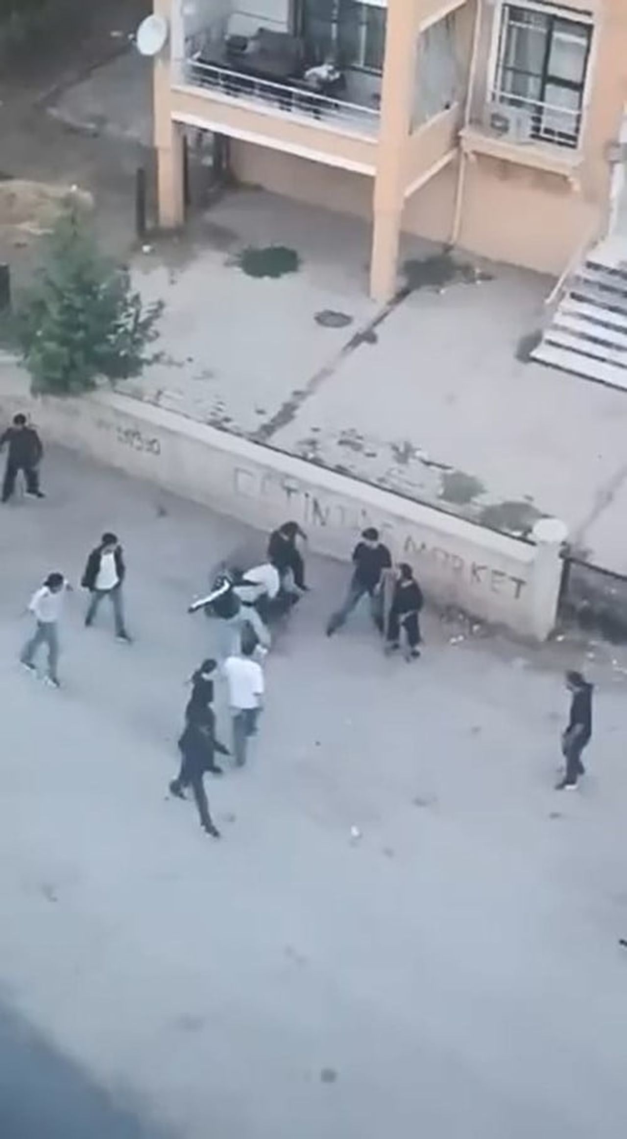 ELAZIĞ’DA BİR GRUP GENÇ, ARAYA ALDIKLARI ŞAHSI ÖLDÜRESİYE DARP ETTİ. O ANLAR BİR VATANDAŞIN CEP...