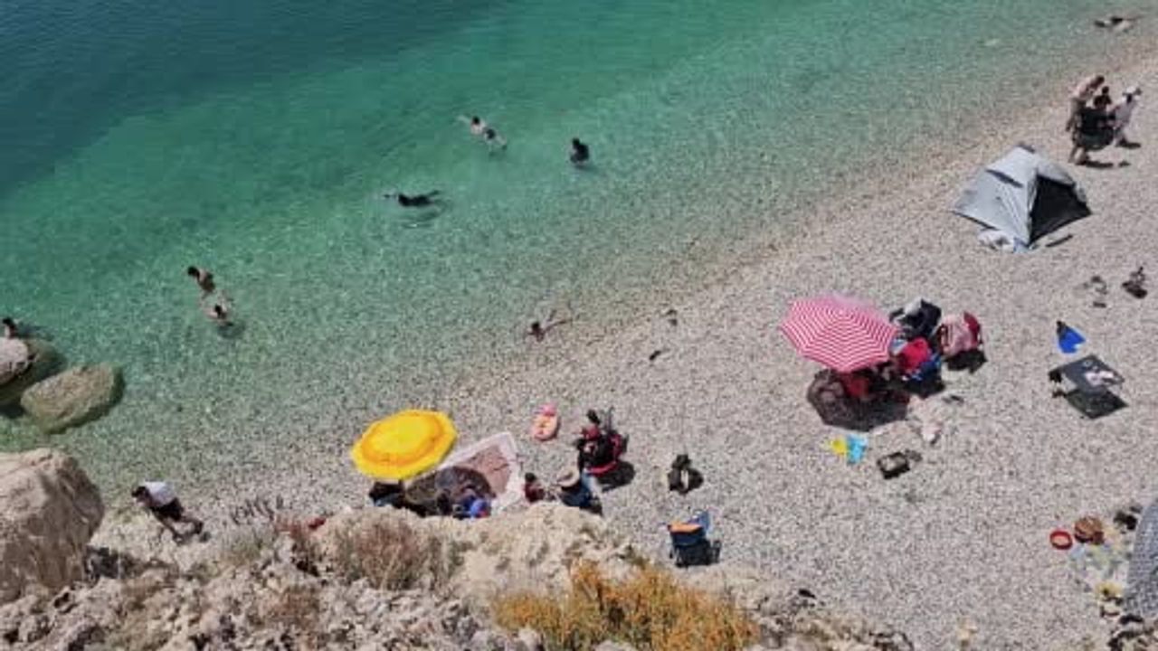 Adilcevaz'da plajlar Ege'yi aratmıyor