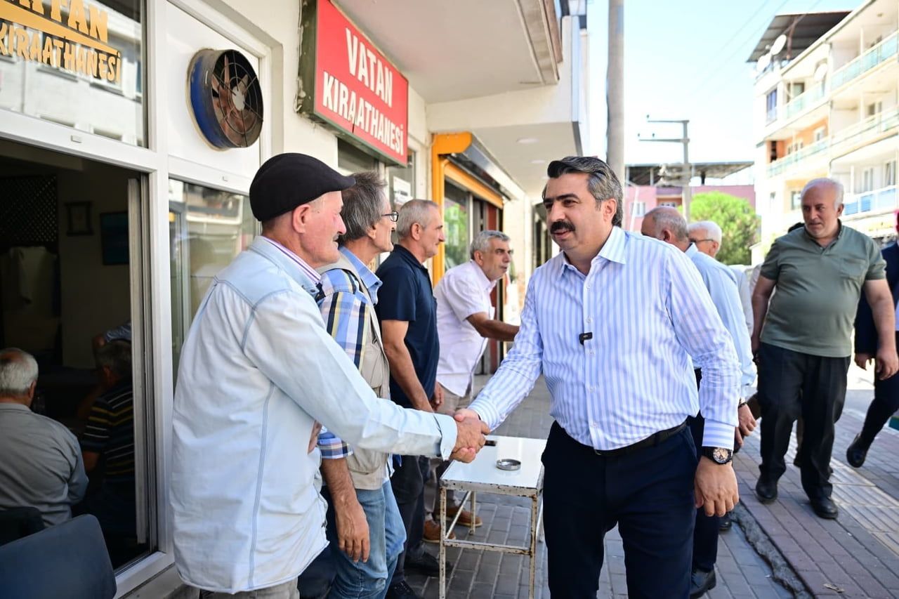 ZÜMRÜTEVLER MAHALLESİ’Nİ ZİYARET EDEN BAŞKAN OKTAY YILMAZ, ÇİÇEK CADDESİ ESNAFIYLA BİR ARAYA...