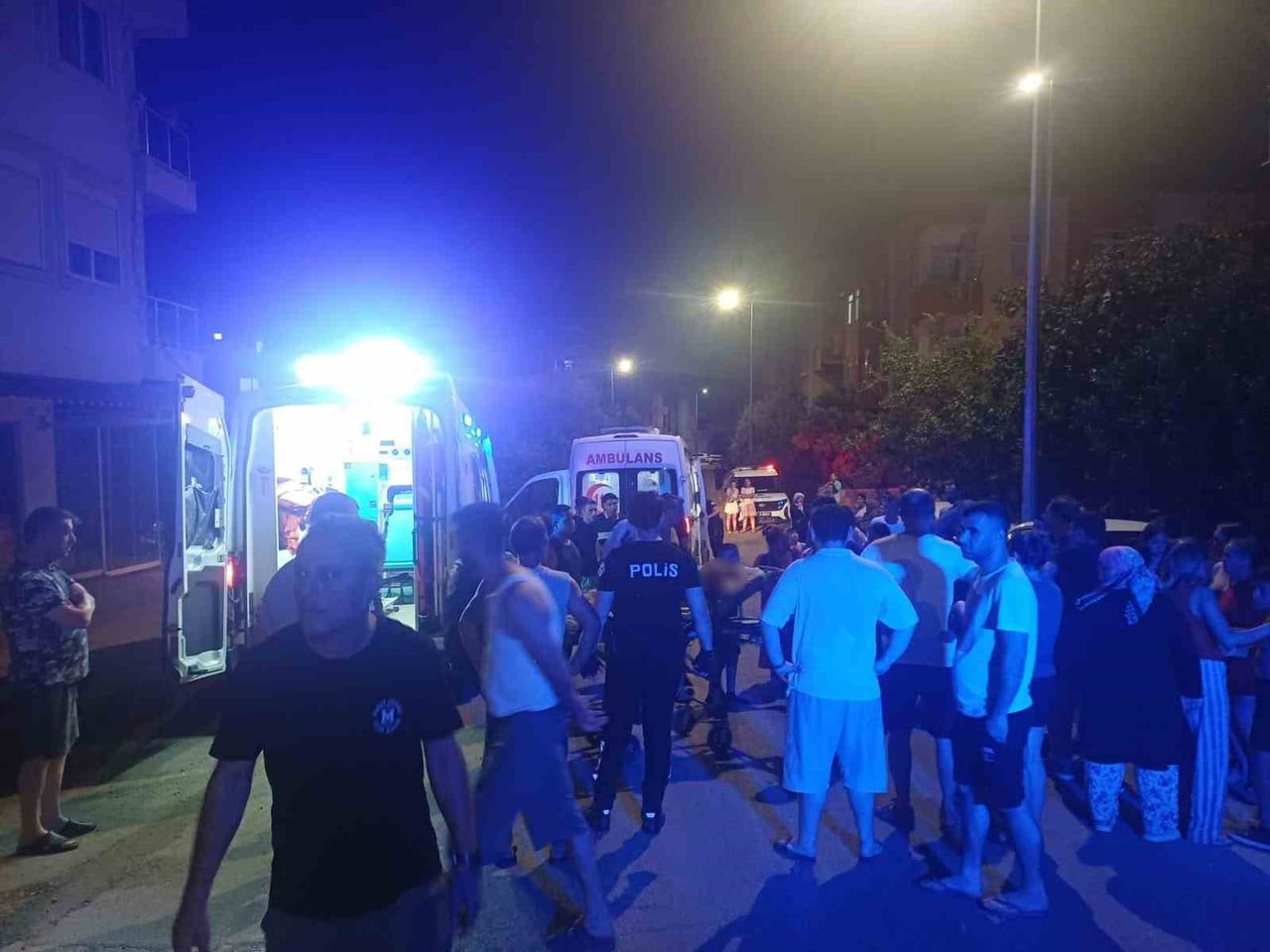 ANTALYA’NIN MANAVGAT İLÇESİNDE ANNESİNİ DARP ETTİĞİ İDDİA EDİLEN BABASINI BIÇAKLA YARALAYAN ŞAHIS...