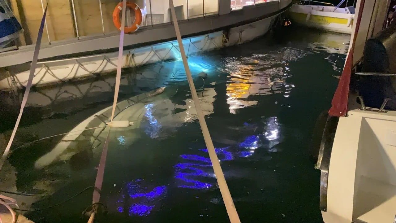 SİNOP TERSANE MEVKİSİNDE KIYIYA BAĞLI BULUNAN BİR TEKNE, HENÜZ BİLİNMEYEN NEDENLE BATTI. TEKNENİN...