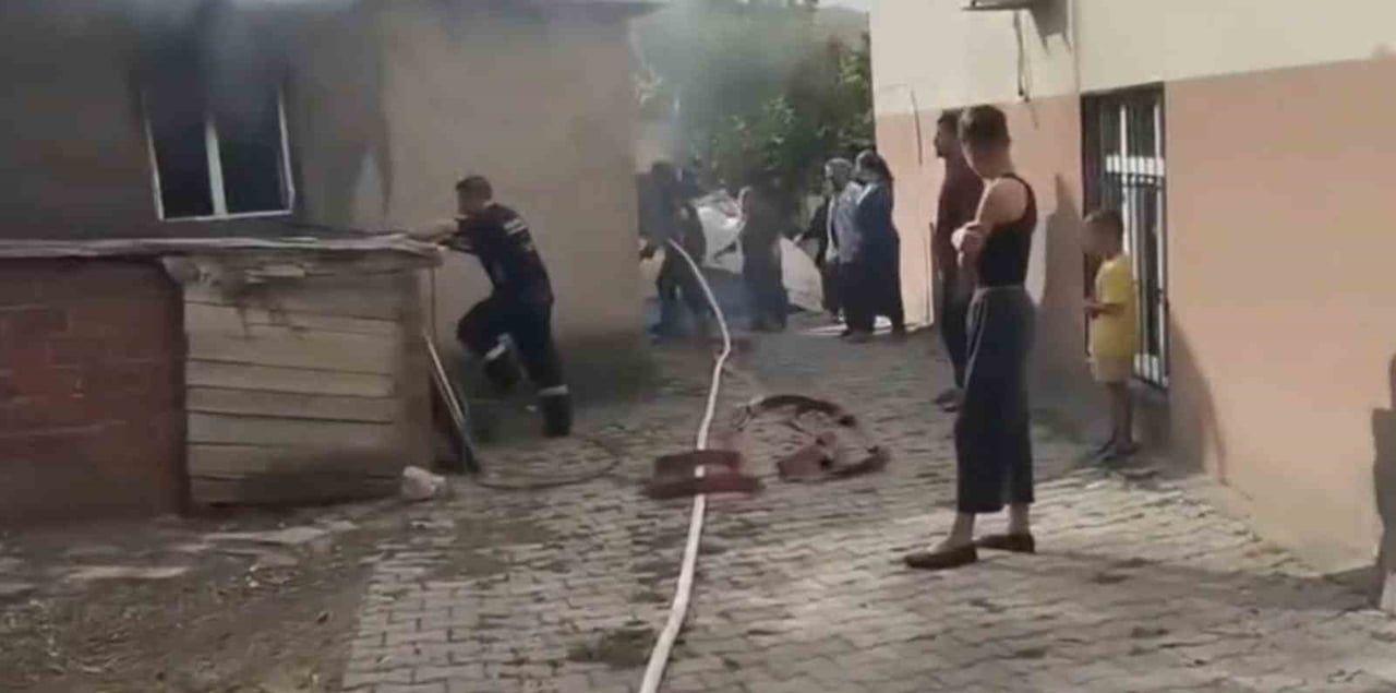 ELAZIĞ'IN KOVANCILAR İLÇESİNE BAĞLI KÖYDE BİR ODUNLUK VE KİLERDE ÇIKAN YANGIN, İTFAİYE EKİPLERİNİN...