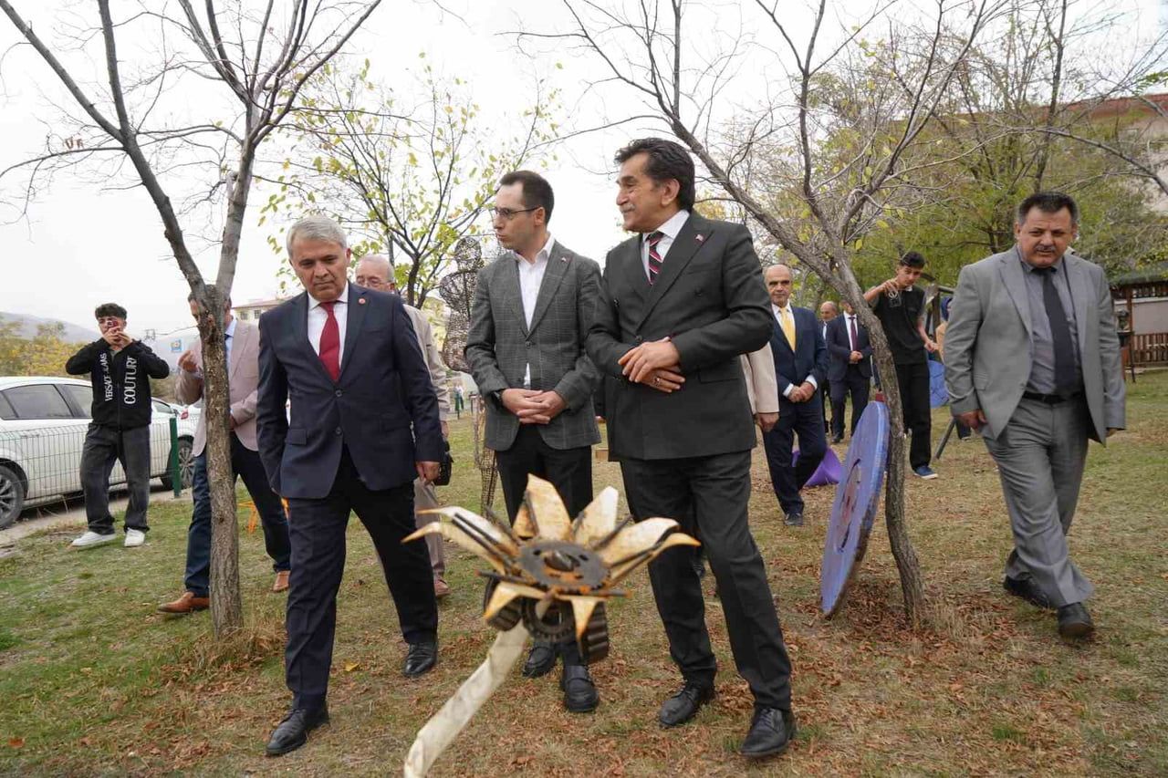 PROTOKOL ÜYELERİ SANAT BAHÇESİNİ GEZDİ