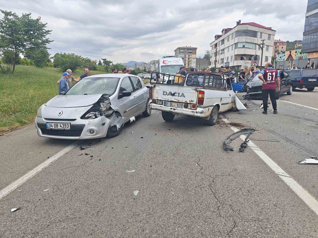 TRABZON’UN VAKFIKEBİR İLÇESİNDE MEYDANA GELEN 3 ARAÇLI ZİNCİRLEME TRAFİK KAZASINDA 8 KİŞİ...