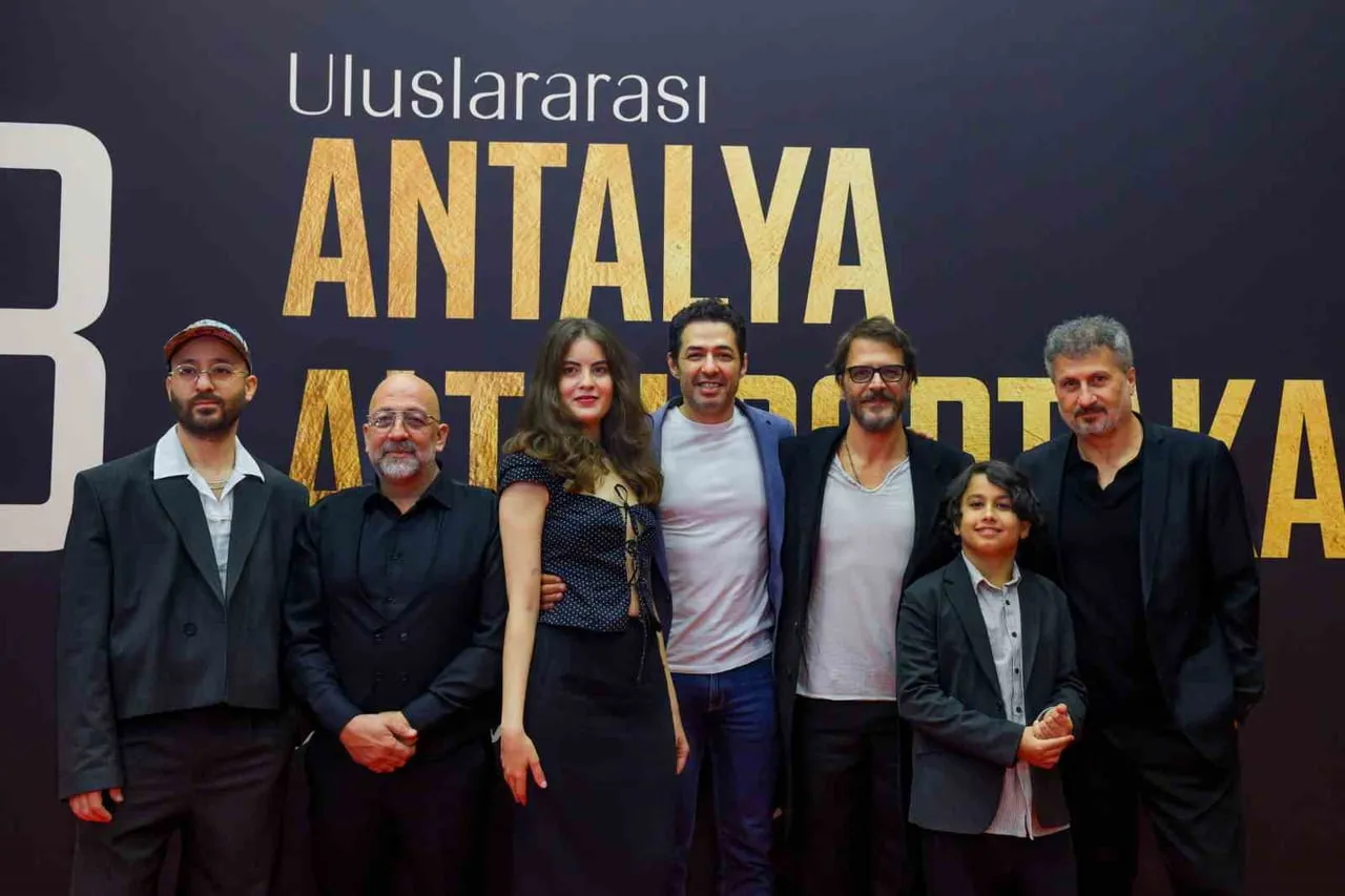 ALTIN PORTAKAL ULUSAL VE ULUSLARARASI UZUN METRAJ YARIŞMALARI HEYECANLA SÜRÜYOR. EN YENİ YERLİ...