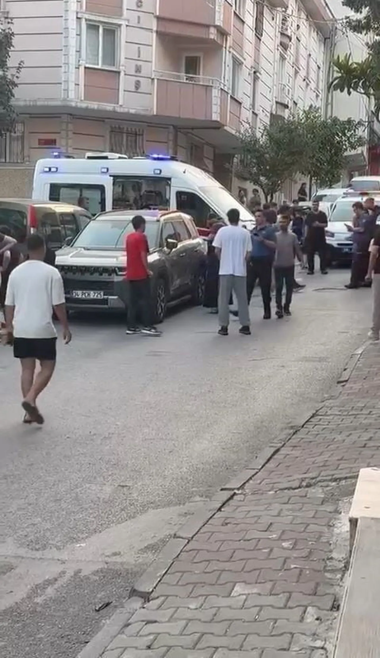 KÜÇÜKÇEKMECE’DE İKİ AİLE ARASINDA ÇIKAN SİLAHLI KAVGA SIRASINDA YOLDAN GEÇEN 1'İ ÇOCUK 2 KİŞİ...