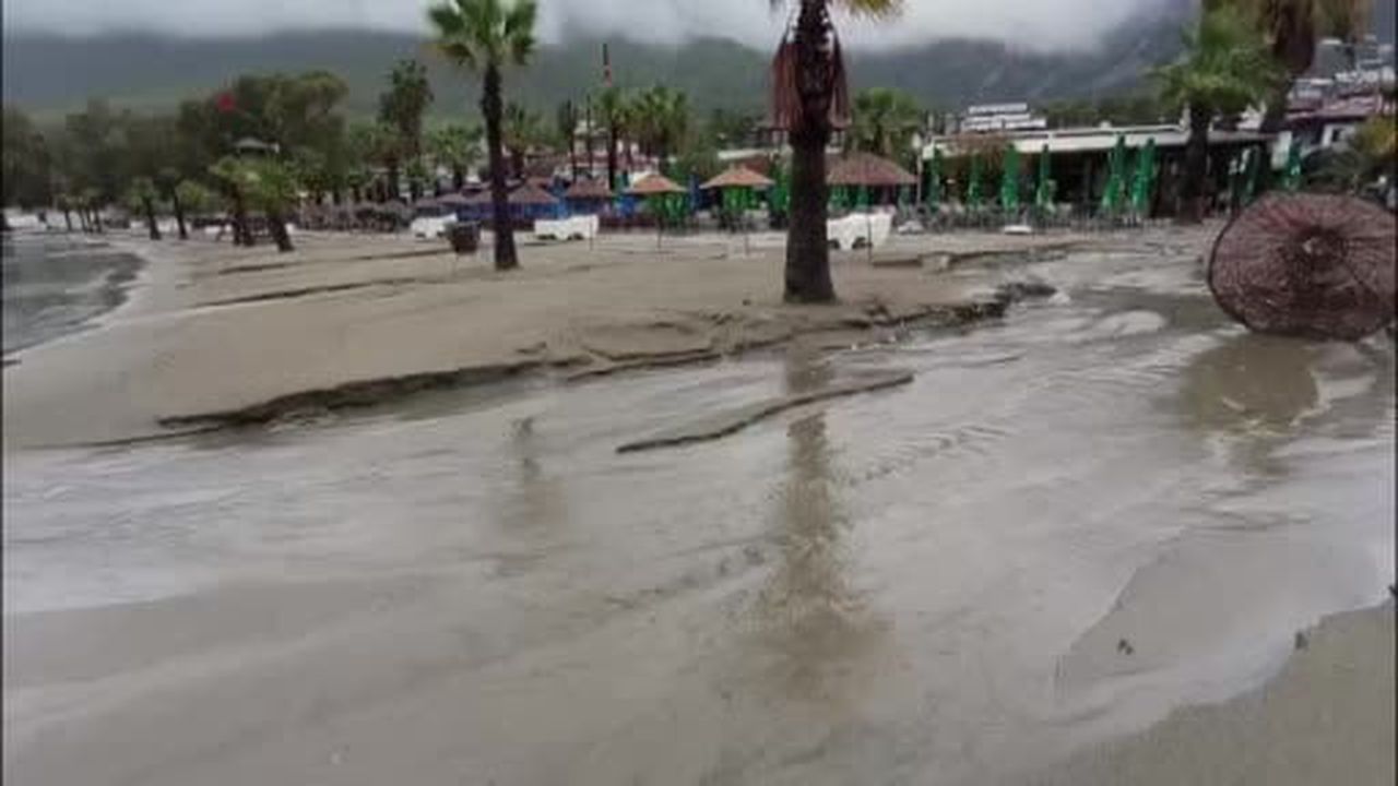 Muğla’da sağanak Akyaka sahilini harabeye çevirdi