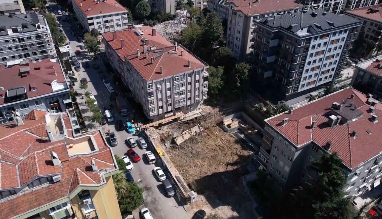 İSTANBUL BAHÇELİEVLER’DE KENTSEL DÖNÜŞÜM ÇALIŞMASI NEDENİYLE YAPILAN TEMEL KAZMA ÇALIŞMALARI...