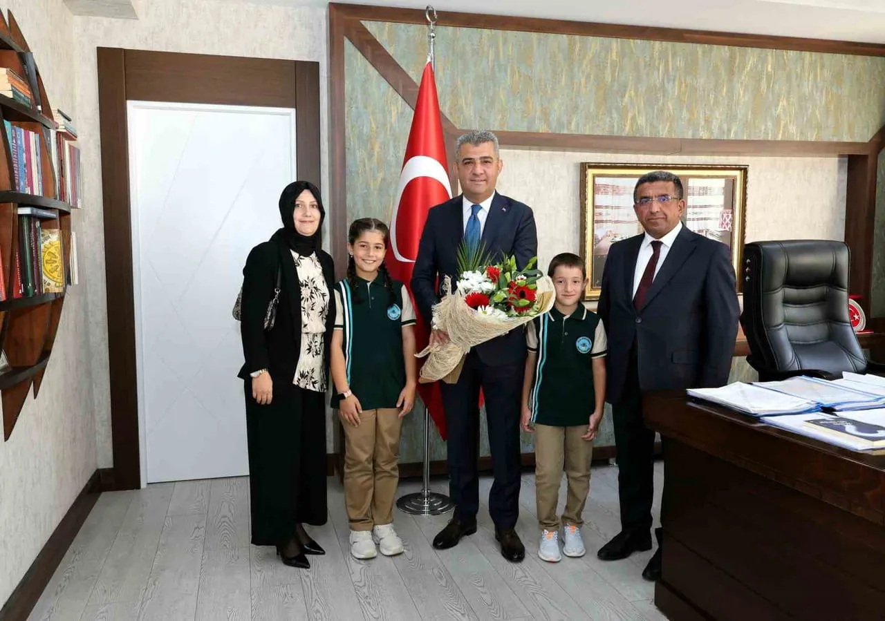 ERZURUM’DA İLK DERS ZİLİ ÇALDI, BİNLERCE ÖĞRENCİ VE ÖĞRETMEN DERS BAŞI YAPTI.