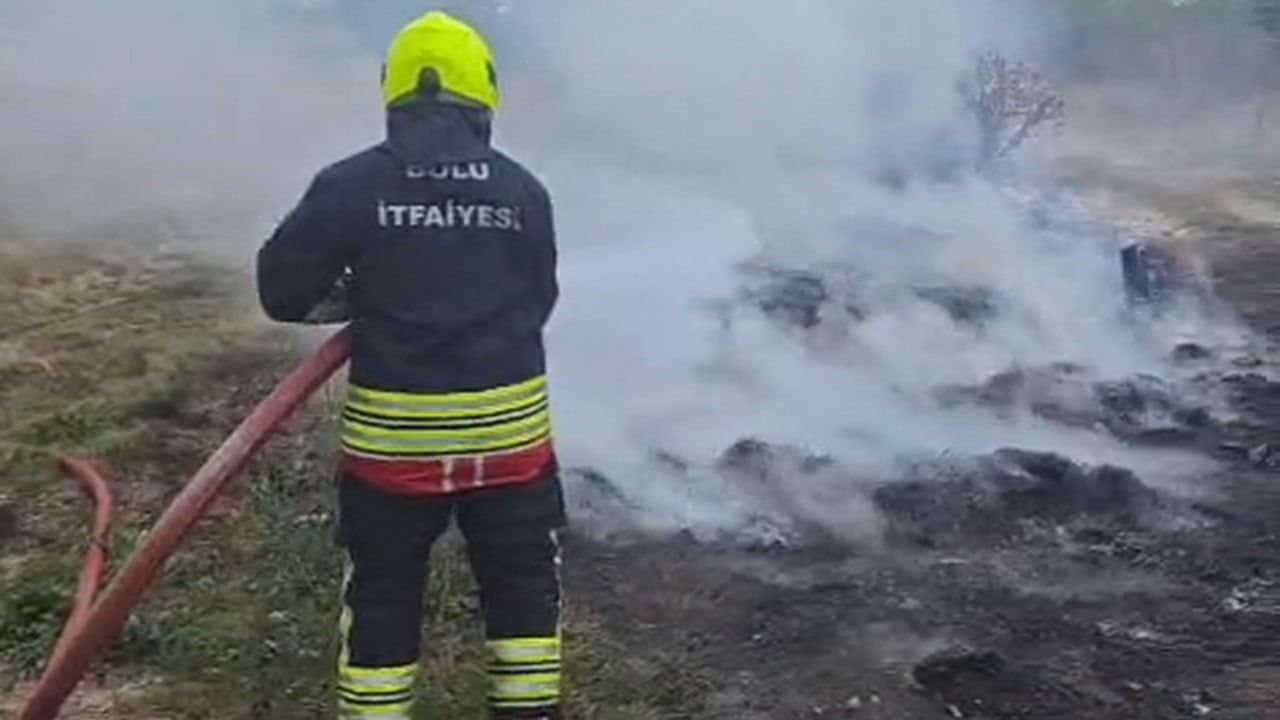 BOLU’DA YOL KENARINDAKİ OTLUK ALANDA ÇIKAN YANGIN, İTFAİYE EKİPLERİNİN MÜDAHALESİYLE...