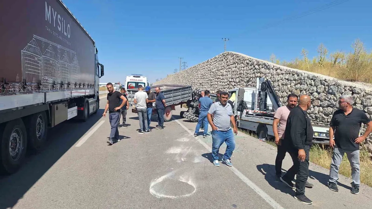 NEVŞEHİR’DE ÖZEL AMAÇLI VİNÇ KURTARICISININ TRAKTÖRE ARKADAN ÇARPMASI SONUCU MEYDANA GELEN TRAFİK...