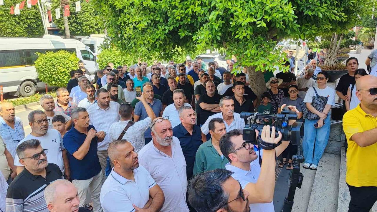 ADANA’DA SERVİS TAŞIMACILARI, ADANA BÜYÜKŞEHİR BELEDİYESİ’NİN YENİ SERVİS PLAKASI İHALESİNE...