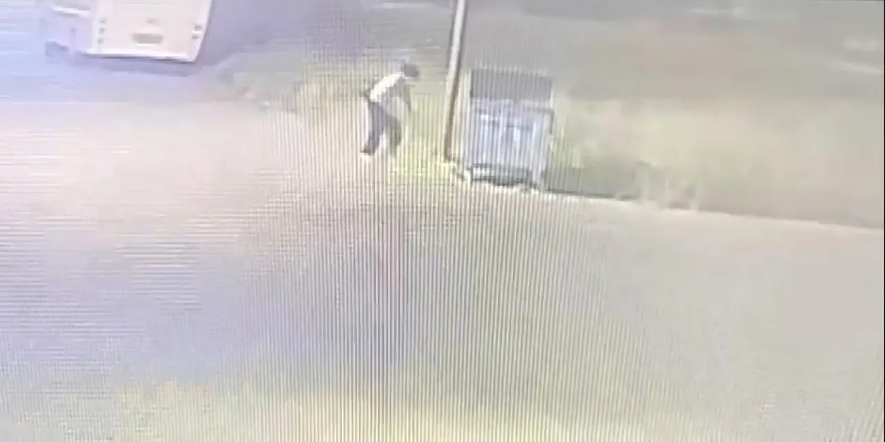 NASUH DEDE MAHALLESİ'NDE BİR KADIN, ÖNCE ÇÖPÜ DAHA SONRA DA ÇÖPÜN ETRAFINDAKİ ANIZLARIN BULUNDUĞU...