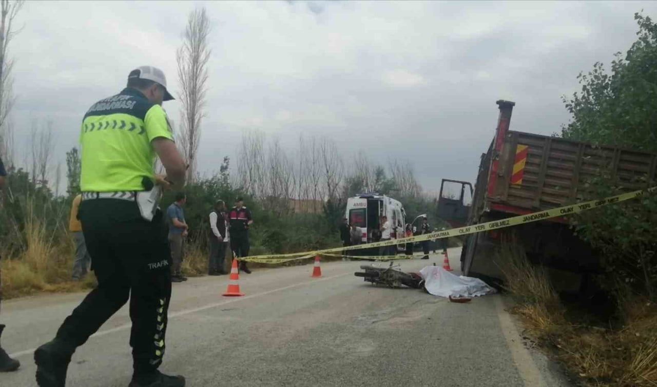ISPARTA'NIN YALVAÇ İLÇESİNDE KAMYONLA MOTOSİKLETİN ÇARPIŞMASI SONUCU MOTOSİKLET SÜRÜCÜSÜ 17...