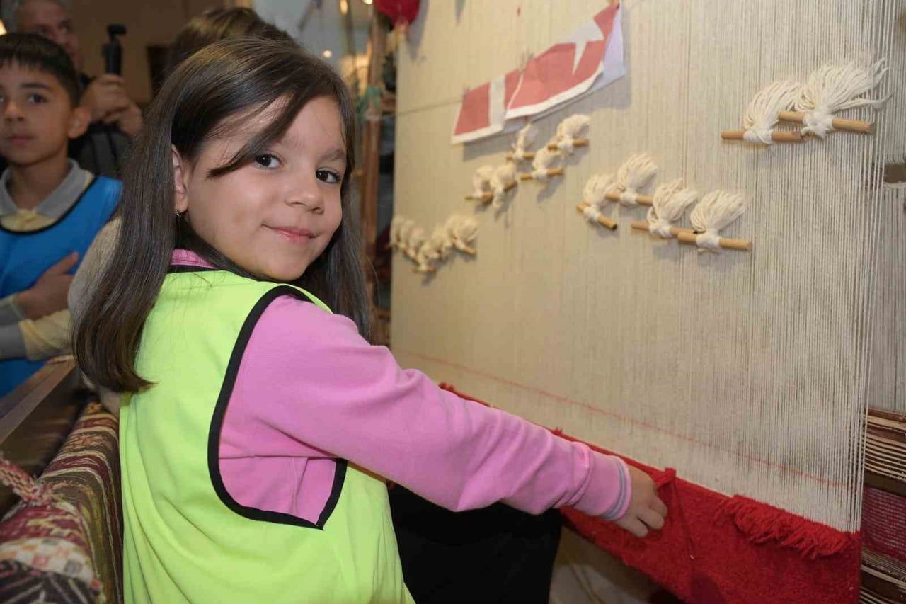 HER ZİYARETÇİ İLMEK İLMEK TÜRK BAYRAĞI HALISI DOKUYOR