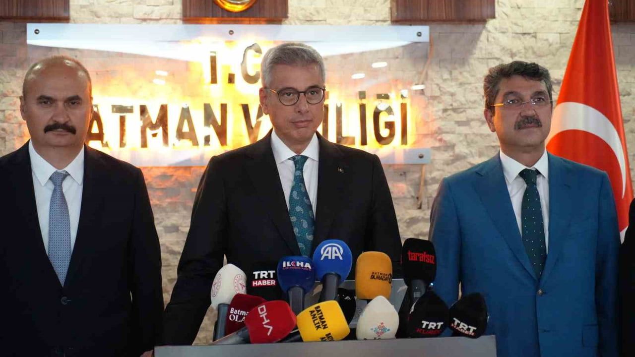 SAĞLIK BAKANI KEMAL MEMİŞOĞLU, ÇEŞİTLİ TEMASLARDA BULUNMAK ÜZERE GELDİĞİ BATMAN’DA VALİLİĞİ...
